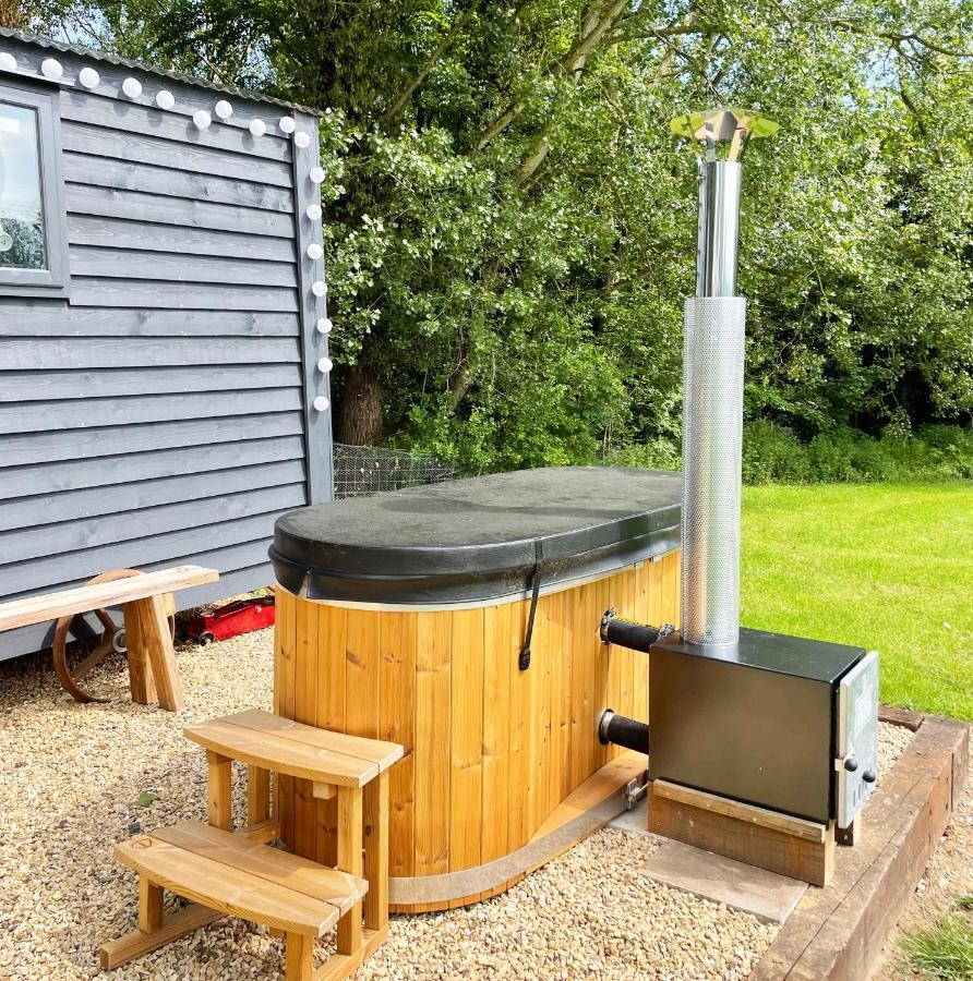 Old King William Shepherd Huts And Private Hot Tubs In North Norfolk Hunworth 外观 照片