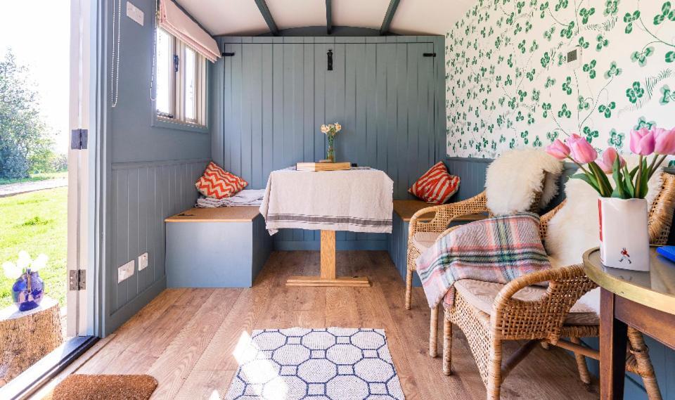 Old King William Shepherd Huts And Private Hot Tubs In North Norfolk Hunworth 外观 照片