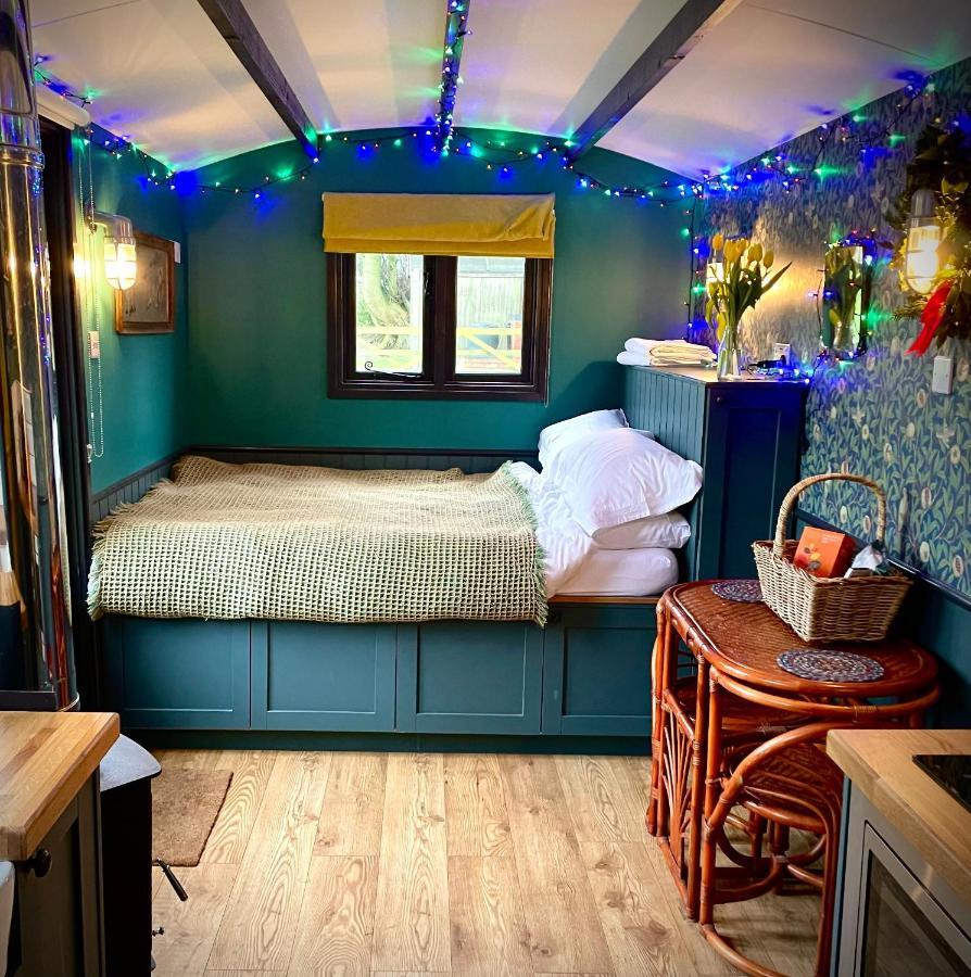 Old King William Shepherd Huts And Private Hot Tubs In North Norfolk Hunworth 外观 照片