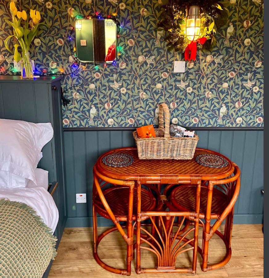 Old King William Shepherd Huts And Private Hot Tubs In North Norfolk Hunworth 外观 照片