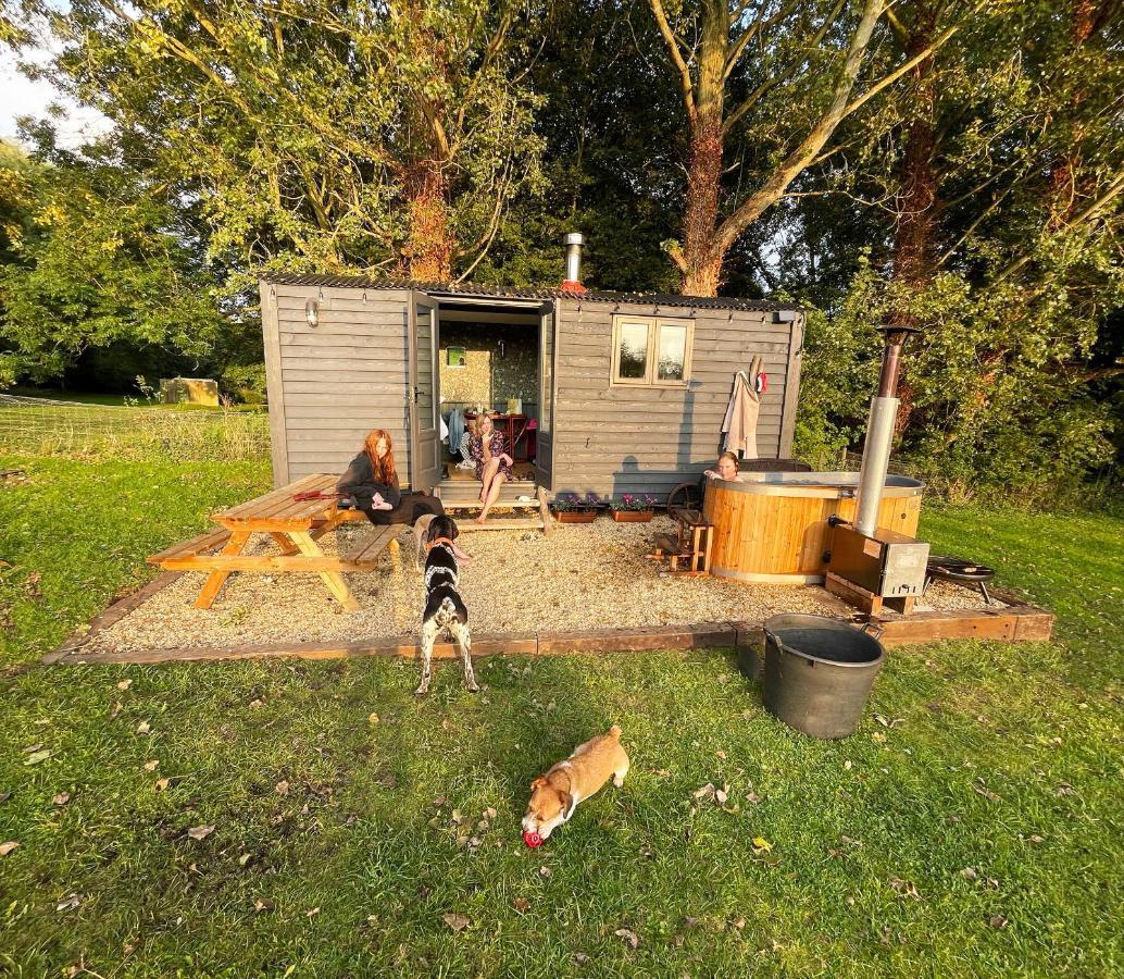 Old King William Shepherd Huts And Private Hot Tubs In North Norfolk Hunworth 外观 照片