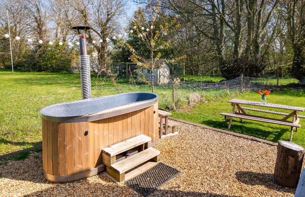 Old King William Shepherd Huts And Private Hot Tubs In North Norfolk Hunworth 外观 照片