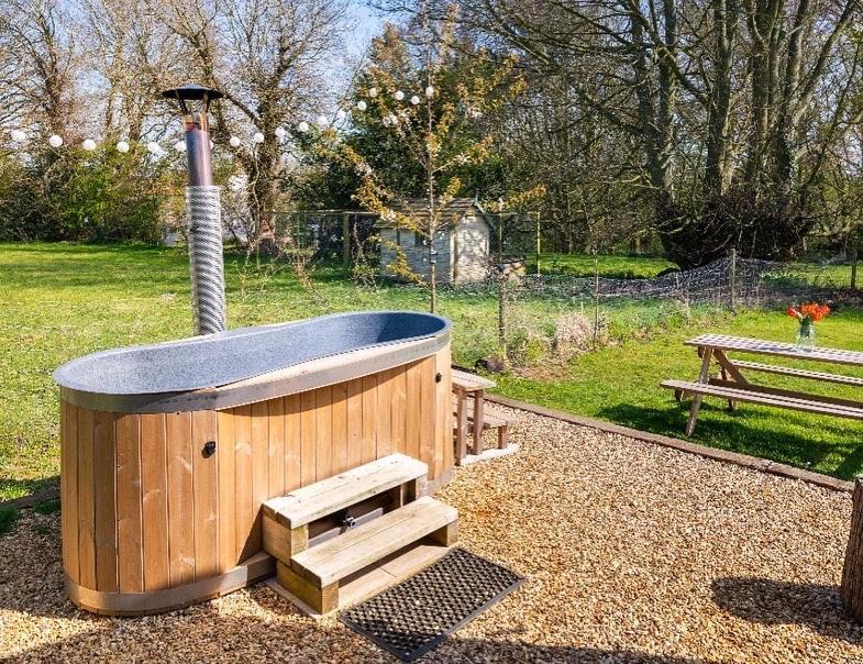Old King William Shepherd Huts And Private Hot Tubs In North Norfolk Hunworth 外观 照片