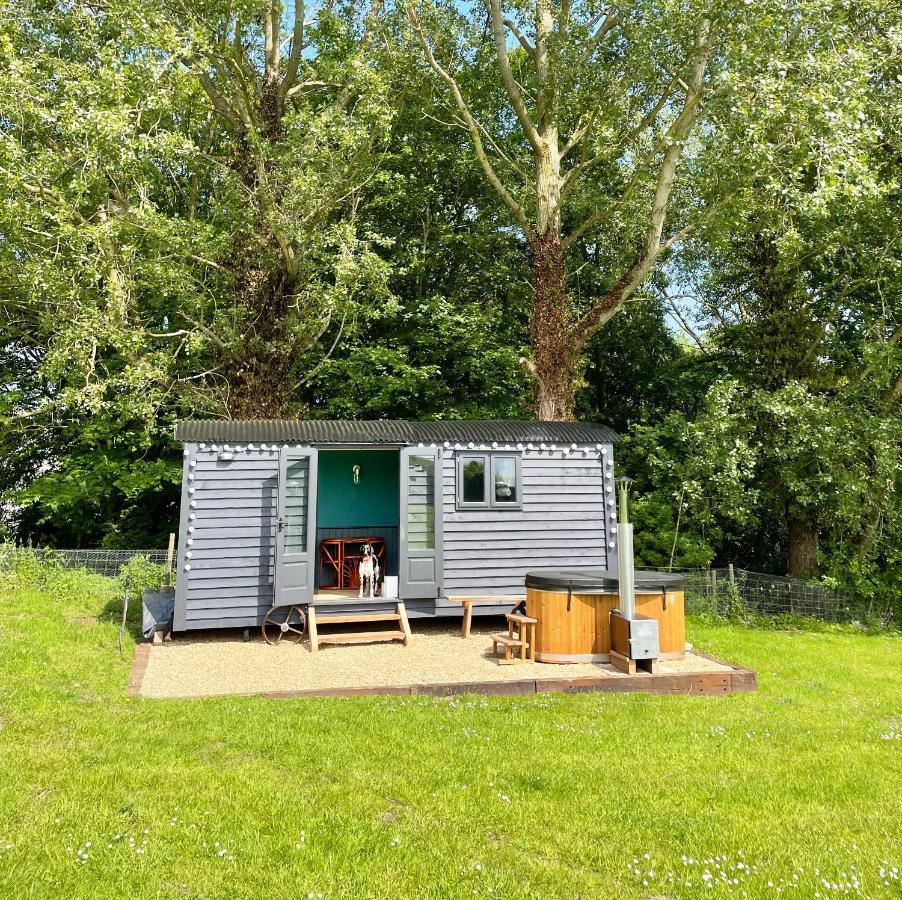 Old King William Shepherd Huts And Private Hot Tubs In North Norfolk Hunworth 外观 照片