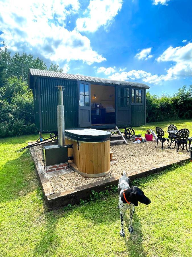 Old King William Shepherd Huts And Private Hot Tubs In North Norfolk Hunworth 外观 照片