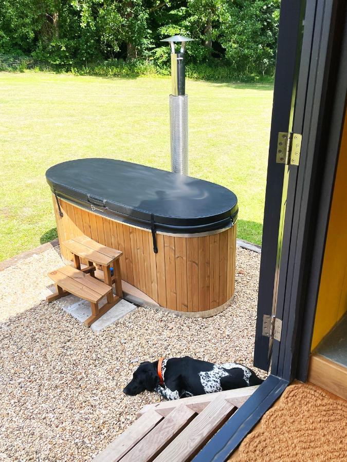 Old King William Shepherd Huts And Private Hot Tubs In North Norfolk Hunworth 外观 照片